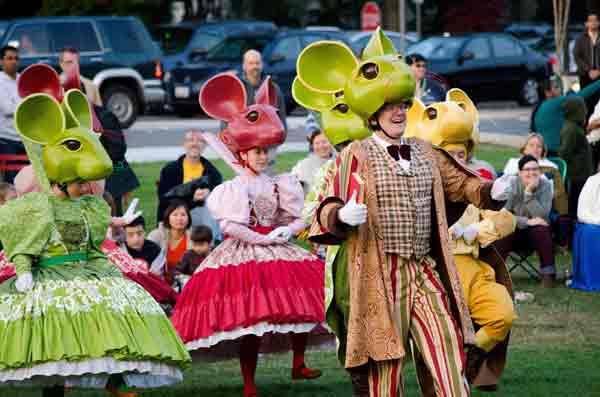 Members of Lucia Neare’s Theatrical Wonders perform “Professor Pomme’s Pomp and Pastry Paradoxicals” last Saturday at the City of Redmond Downtown Park.