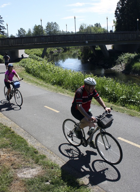 Cycling in the sun on Sammamish River Trail