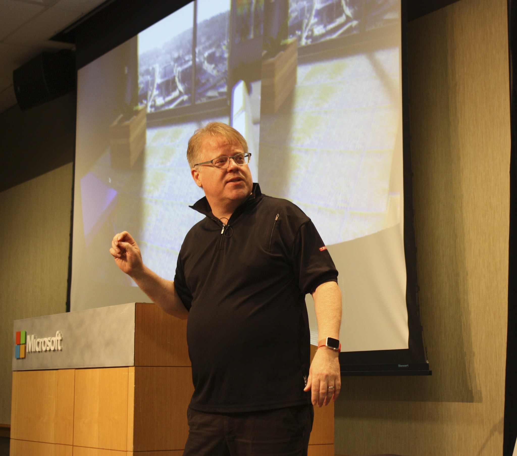 Robert Scoble speaks to the crowd at the Eastside Leadership Conference at Microsoft on Friday.