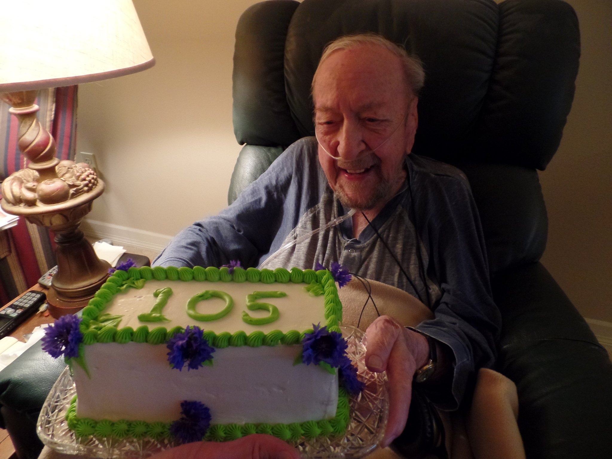 Kern Hendricks celebrates his 105th birthday with a special cake at Fairwinds Redmond.