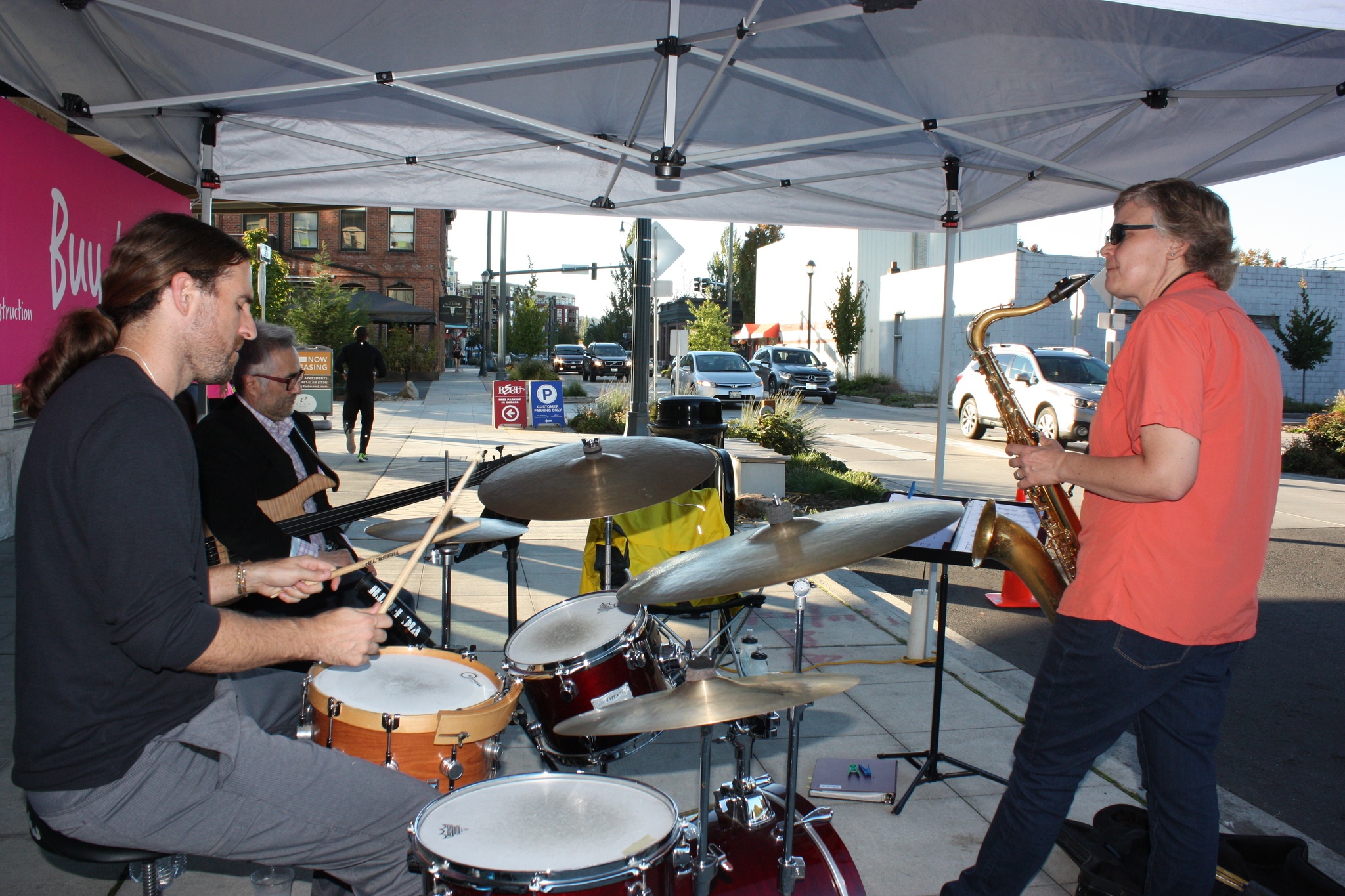 Cynthia Mullis (right) and her bandmates perform on Cleveland Street as part of the City of Redmond’s “We Dig Downtown” campaign. Samantha Pak