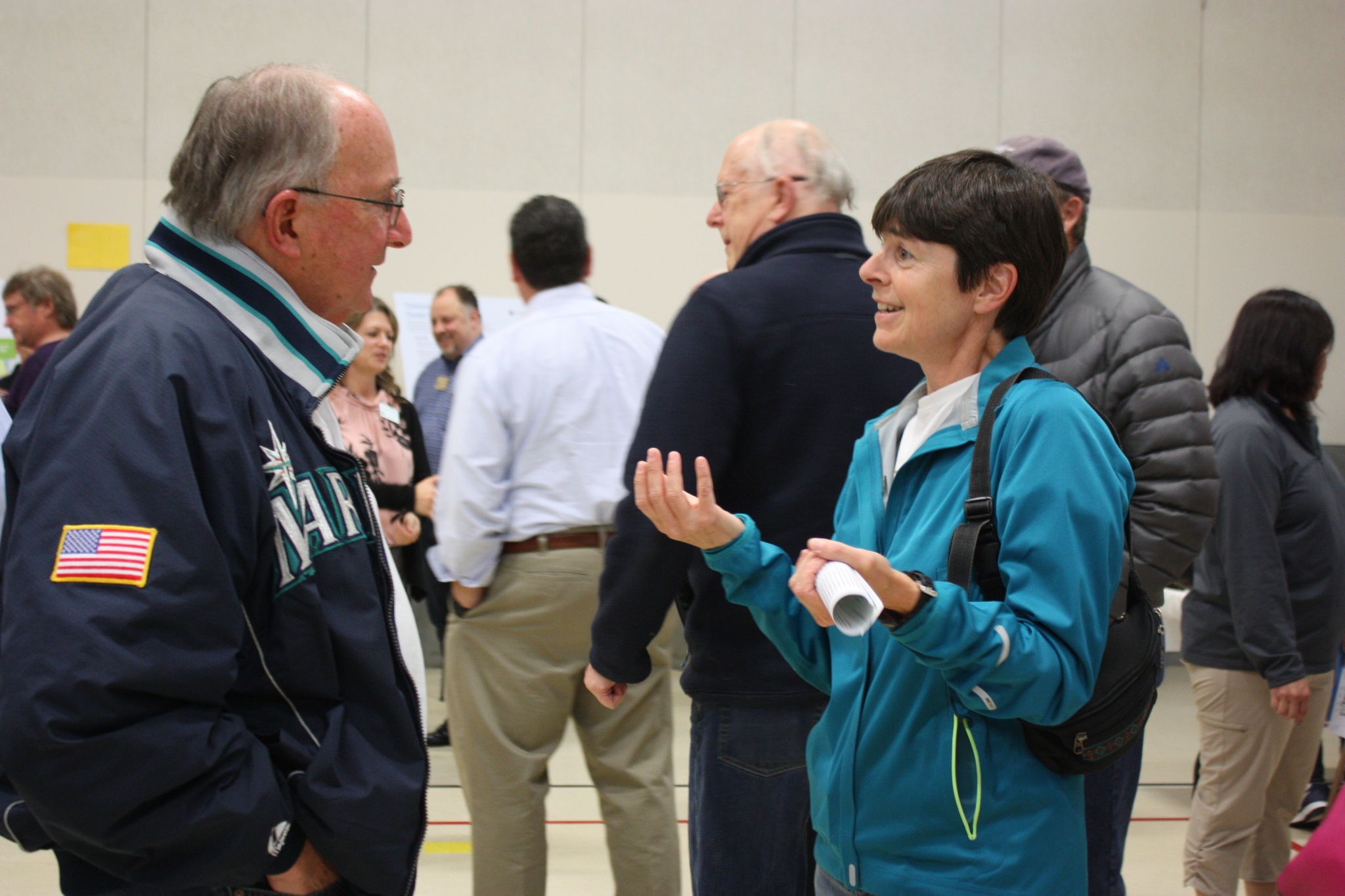 Redmond council member Hank Myers talks with a resident at Monday’s Neighborhood Conversation event at Horace Mann Elementary School on Education Hill. Samantha Pak