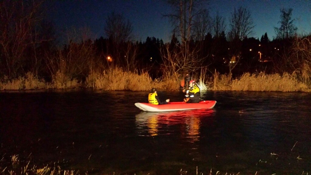 A King County Sheriff’s Office Marine Rescue Dive Unit member ferries a stranded kayaker to safety on Monday night on the Sammamish River. Courtesy photo