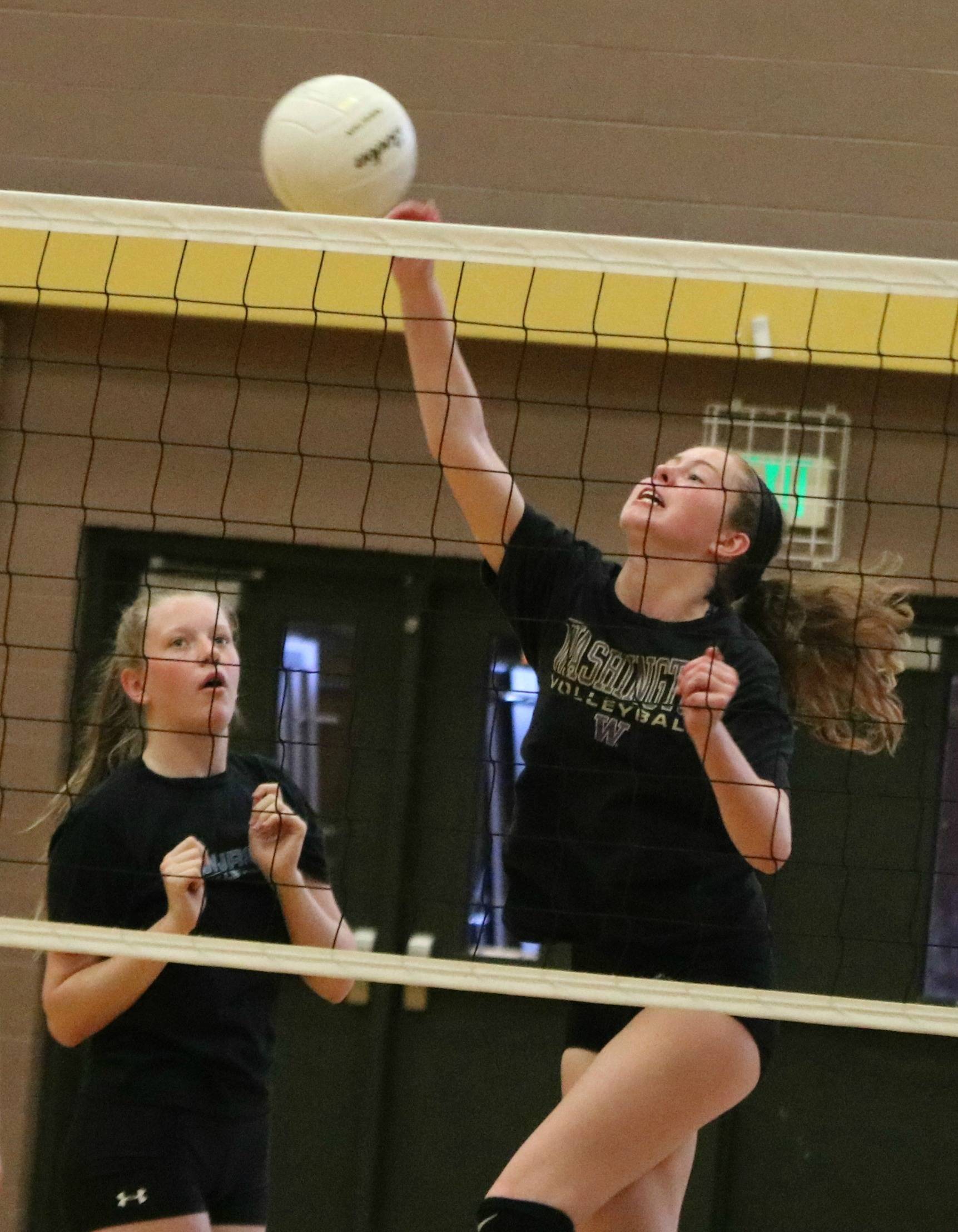 Claire Vonderhaar (left) sets up Anna Smith. Andy Nystrom/ staff photo