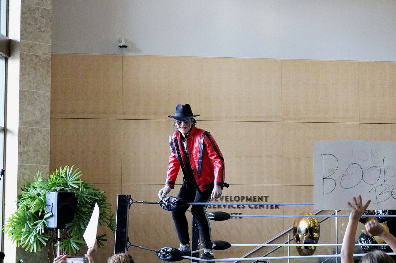 A Micheal Jackson impersonator made an appearance at Max’s 10th birthday bash on Oct. 6.