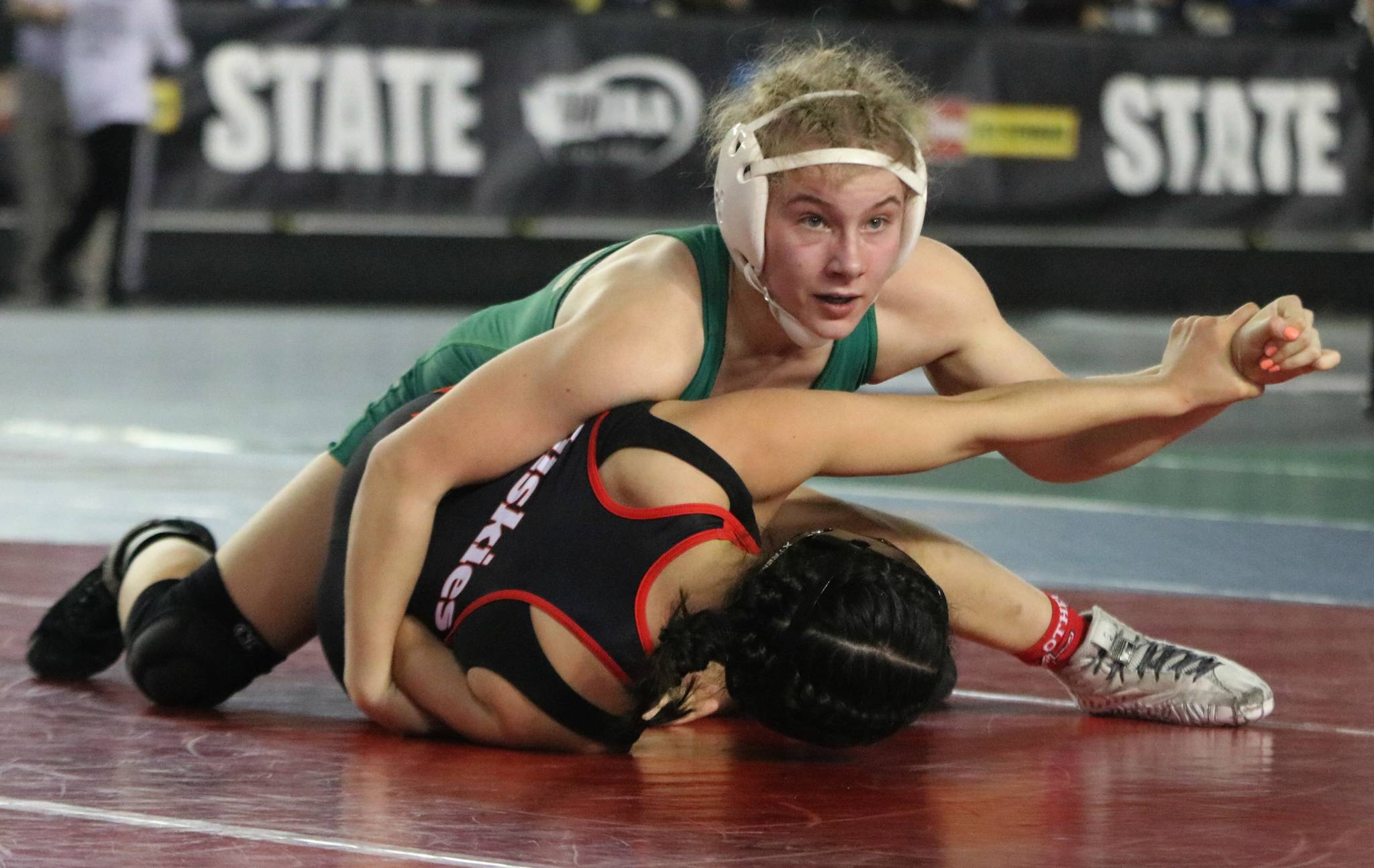 Mustang Molly Williams battles with Othello’s Iyazely Barraza in the title match. Andy Nystrom/ staff photo