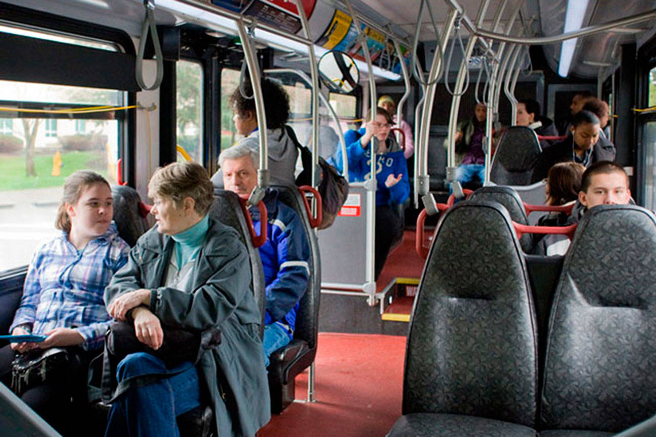 Российский общественный транспорт. Люди в автобусе. Пассажиры в автобусе. Автобус внутри с людьми. Автобус из нутри с люльми.