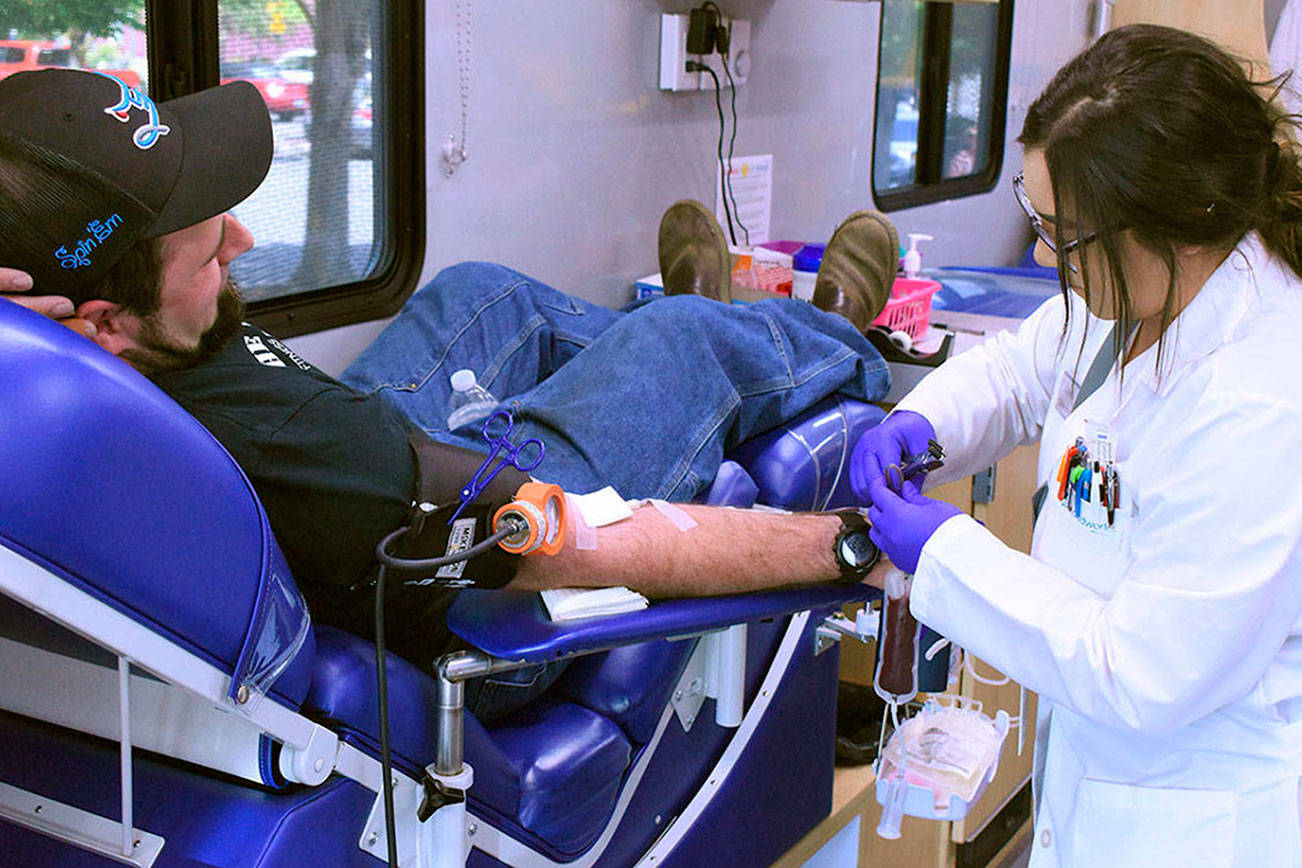 A mobile center from Bloodworks Northwest takes blood from Enumclaw resident Andy Bremmeyer, pictured in this 2019 photo. Sound Publishing file photo: https://coronavirus.rj.def.br/?big=news/bloodworks-northwest-reports-drop-in-blood-donations-following-coronavirus-outbreak/