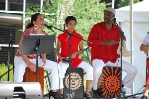 DE CAJóN performs at Thursday’s So Bazaar event at the Redmond Central Connector.
