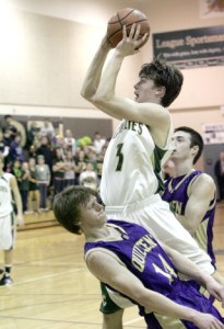 Bear Creek’s Jamie Meyer drives through the Quilcene defense during the Grizzlies’ 48-46 loss to Quilcene last Thursday night. Meyer scored 12 points and grabbed 11 rebounds in the loss.