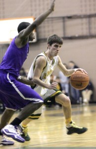 Redmond guard Will Ellis charges around Garfield’s Des’Juan Newton during second quarter action of Friday’s home game against the Bulldogs. The game was called with 5:26 to go in the fourth quarter after a fan ran from the stands and hit an opposing player in the face.