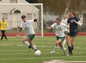 Flanked by sophomore midfielder Quinn Phillips (No. 8)