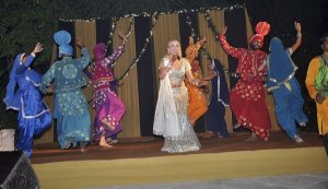 Anita Lerche (center)