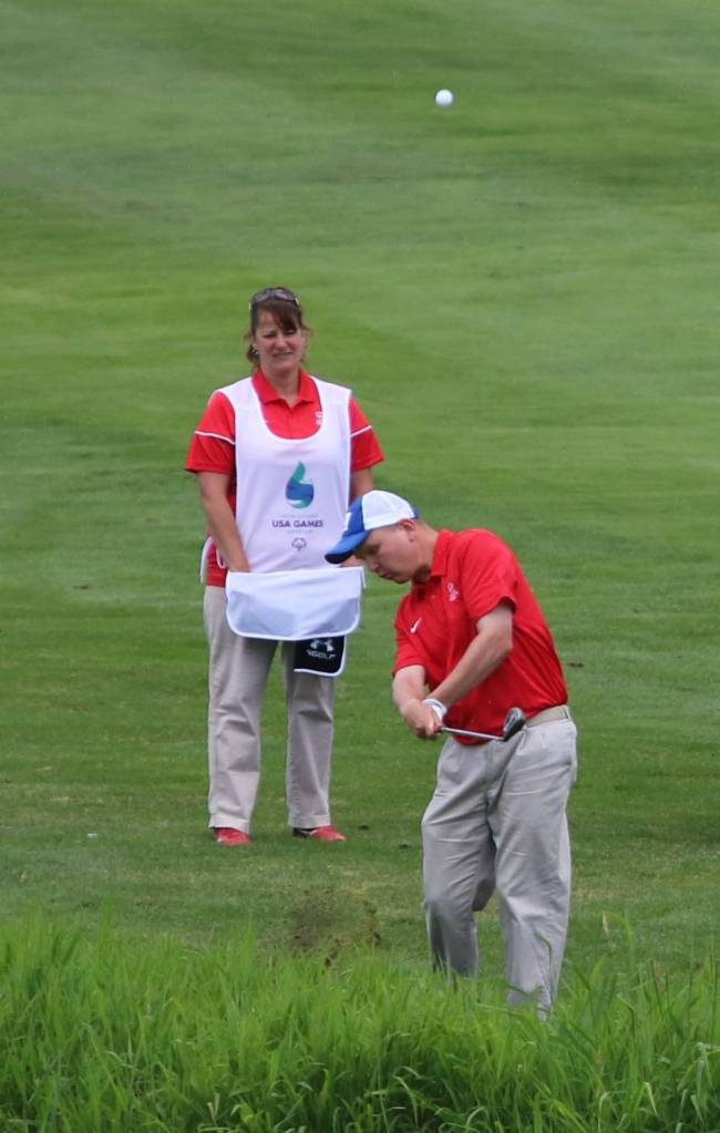 Travis Curtis shoots toward the 18th green. Andy Nystrom / staff photo