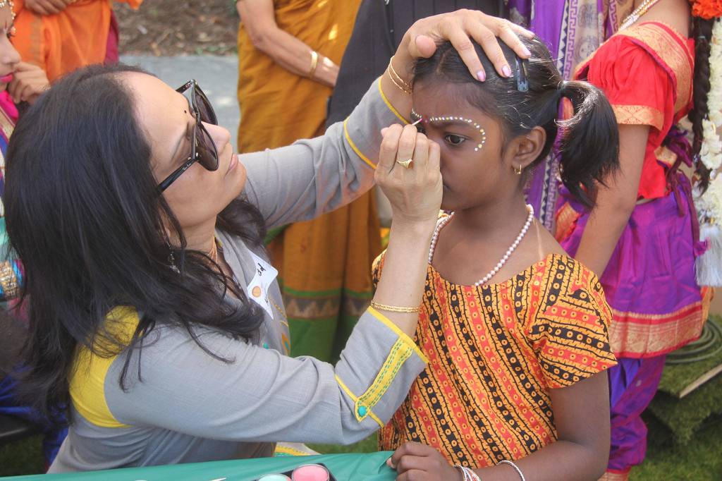 Indian festival draws thousands to Redmond