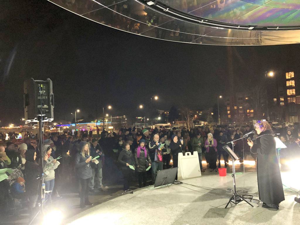 A large crowd gathered to sing traditional holiday songs such as Jingle Bells and Let it Snow. Stephanie Quiroz/staff photo.