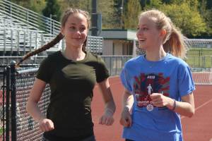 Redmond’s running twins make an impact in 4A KingCo