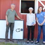 From left: Craig Olson, Joan Schrammeck, and Paula Paula DelGiudice with a solar panel. Stephanie Quiroz/staff photo